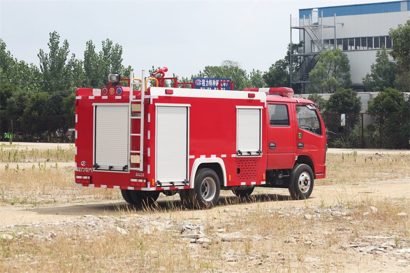 🚒 消防车大揭秘：城市里的"红色守护神"到底有多硬核？